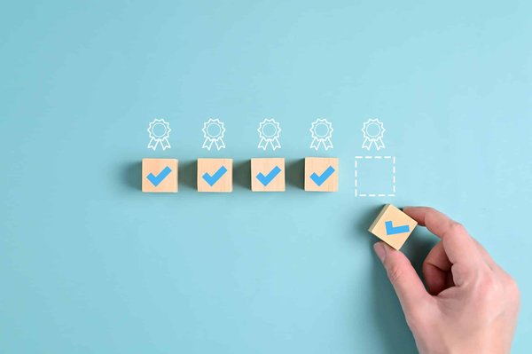 Comment une assurance peut-elle protéger une initiative de retraites méditatives en nature ?